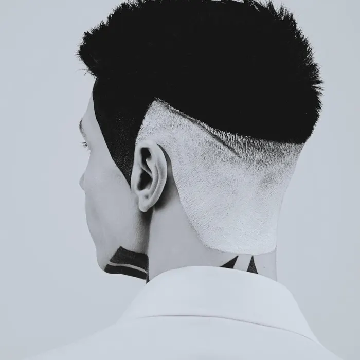Corte degradê com desenho na nuca