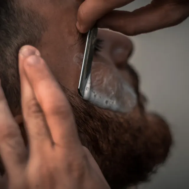 Contorno da barba feito com navalha