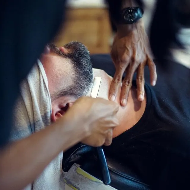Cliente recebendo barba com toalha quente